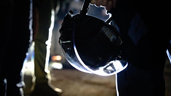 La nuit dans la p&eacute;nombre photo d'un casque illumin&eacute;.