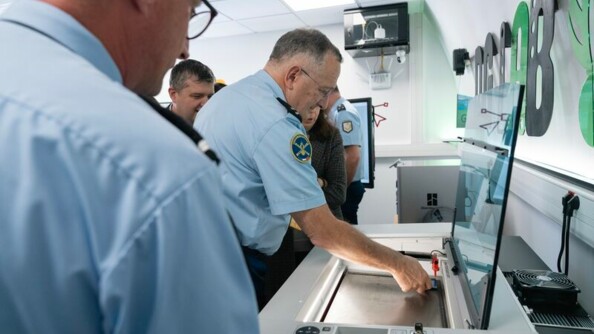 Le général d'armée Christian Rodriguez, Directeur général de la gendarmerie nationale, teste les outils numériques du DG LAB.