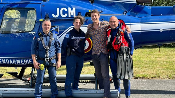 Photo de groupe des sauveteurs avec la victime devant l'hélicoptère de la SAG de Rennes.