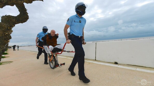 Les Daft Gend courent en portant  le para athlète Philippe Croizon sur un monocycle adapté.