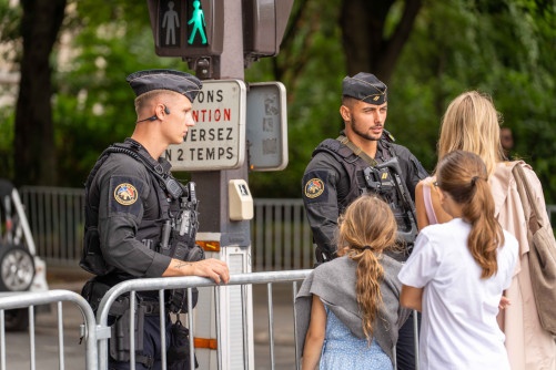 photo de deux gendarmes mobiles dans les rues de Paris, disacitant avec des passants