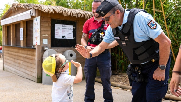 Un réserviste en renfort DEPP dans le ZooParc de Beauval fait un check avec un enfant en souriant