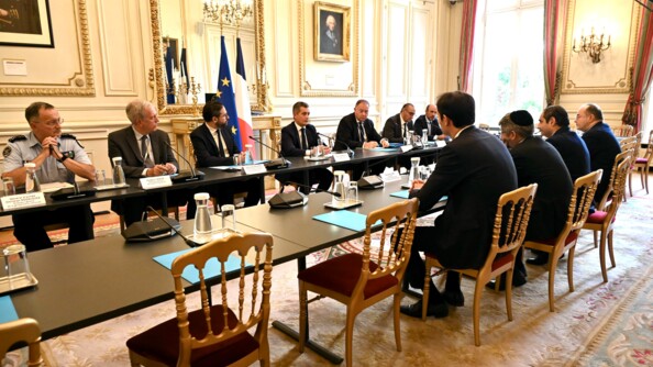 Des hommes politiques et représentants des institutions juives réunis autour d'une grande table