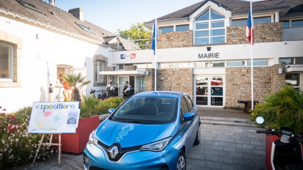 Mairie de l'Île-aux-moines avec les locaux mis à disposition de la gendarmerie et au premier plan la voiture électrique de la gendarmerie.