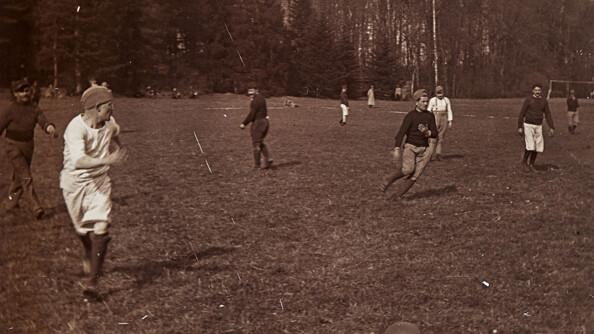 Agrandir l'image Soldats_jouant_au_football_dans_un_champ.jpg