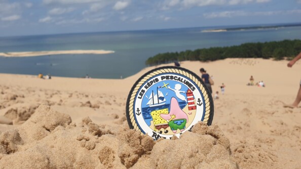 Un écusson des képi escalune planté dans le sable