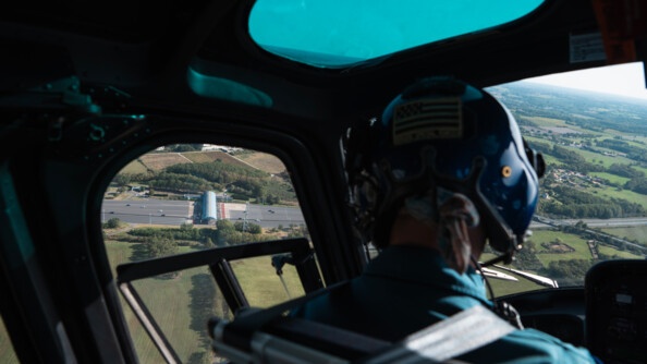 Hélicoptère de la SAG Saint-Nazaire survolant un péage.