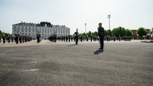 Les deux promotions réunies sur la place d'armes de l'EOGN.