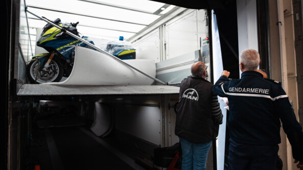 Livraison d'une moto de la gendarmerie à la Base logistique avancée du 80 e anniversaire du débarquement.