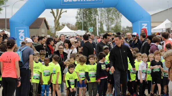 Sous une arche décathlon bleu ciel, une vingtaine d'enfants portant un t-shirt jaune fluo "la frileuse" s'apprêtent à prendre le départ, entourés par leurs parents