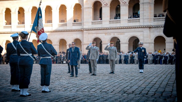 Photo de S&eacute;bastien Lecornu, ministre des Arm&eacute;es et des Anciens combattants, faisant face &agrave; des militaires tenant le drapeau fran&ccedil;ais, lors de la prise d'arme du 7 janvier 2025, dans la cour de l'h&ocirc;tel national des Invadies, &agrave; Paris.
