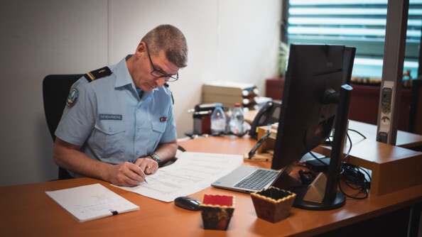 Dans leurs locaux de la Sous-direction de l&rsquo;accompagnement du personnel (SDAP), au sein de la Direction g&eacute;n&eacute;rale de la Gendarmerie nationale (DGGN), les dix-sept membres du bureau de la chancellerie -&nbsp;officiers, sous-officiers, militaires du Corps de soutien technique et administratif de la gendarmerie nationale (CSTAGN) et personnels civils&nbsp;-, instruisent le niveau DGGN des demandes de r&eacute;compenses, de d&eacute;corations et de sanctions disciplinaires.