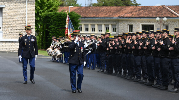 Deux officiers généraux de la gendarmerie saluent les troupes de gendarmerie mobile au présentez armes