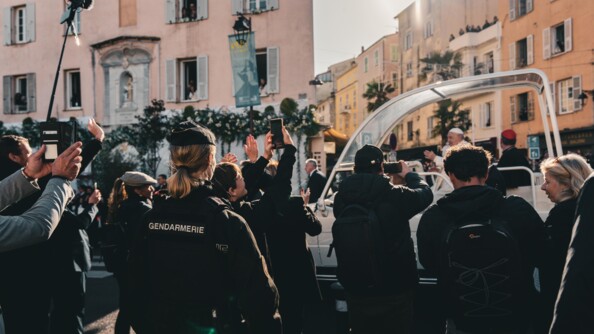 Gendarme mobile de dos sécurisant le passage du pape.