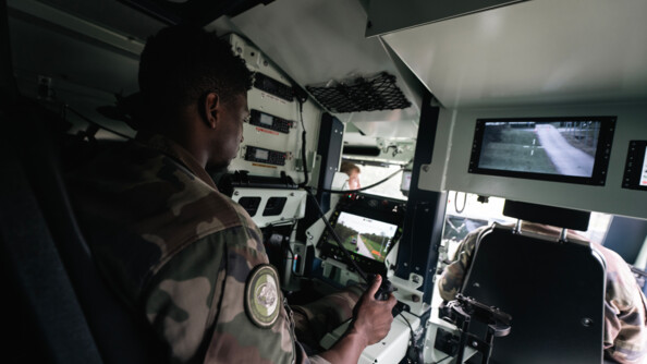 Intérieur du Centaure avec un obervateur-tireur qui surveille la zone sur son écran.