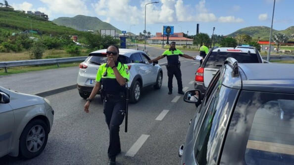 Saint-Martin : contrôle à la frontière de Bellevue (Marigot), en coordination avec la KPSM (police de Sint Maarten), en présence de la préfète déléguée, afin de contrôler les entrées sur chaque territoire et expliquer aux ressortissants de Saint-Martin qu'ils doivent limiter leurs déplacements en partie hollandaise.