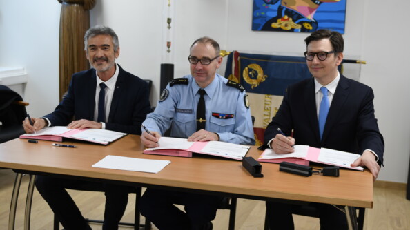 De gauche à droite : Marc Sauvat, président d’ACEF Rives de Paris, le général de corps d’armée Bruno Arviset, Directeur des personnels militaires de la gendarmerie nationale (DPMGN), et Boris Joseph, directeur général de Banque Populaire Rives de Paris, lors de la signature d’une convention de partenariat entre la gendarmerie, la Banque Populaire Rives de Paris et l’ACEF Rives de Paris, à la Direction générale de la gendarmerie nationale, le 28 mars 2023.