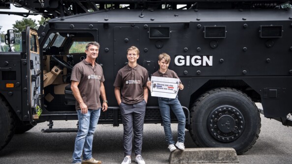 Christophe Papillon, Mathias et Maël posent devant l'imposant Sherpa.