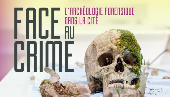 Affiche de la conférence « Face au crime : l'archéologie forensique dans la Cité » avec un crâne et des ossements.