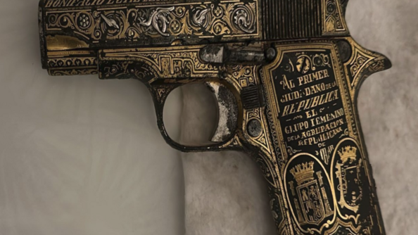 Photo d'une arme ancienne (revolver)