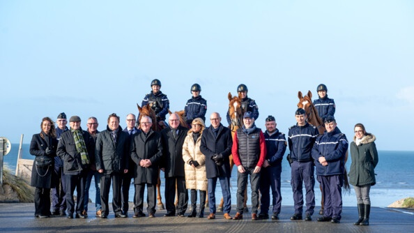 Représentants de l'Etat, acteurs locaux et responsables de la filière ostréicole se tenant devant les chevaux de la Garde républicaine.