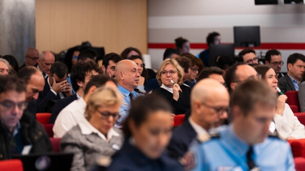 Photo de l'assembl&eacute;e lors du colloque sur l'impact des drogues sur l'environnement