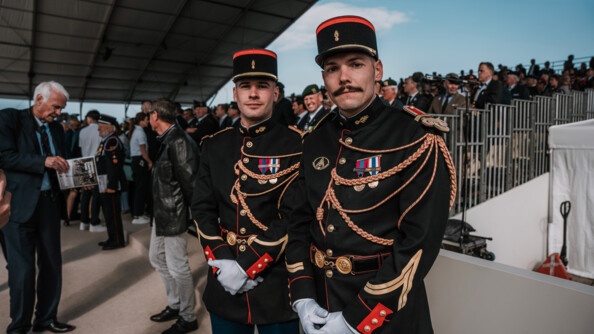 Deux gendarmes de la garde Républicaine de face et en tenue d'apparat lors de la cérémonie d'Omaha Beach.