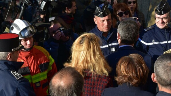 Visite officielle du ministre de l'Intérieur et des Outre-mer, Gérald Darmanin (de dos), qui échange avec le capitaine Olivier, de la Compagnie de gendarmerie départementale de Céret, à la manoeuvre sur le terrain pour la gendarmerie nationale, avec à sa droite un pompier et à sa gauche un autre gendarme.