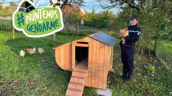 A droite, une gendarme tient une poule dans ses bras, à côté du poulailler. En haut à gauche, le logo de l'opération Printemps du gendarme.