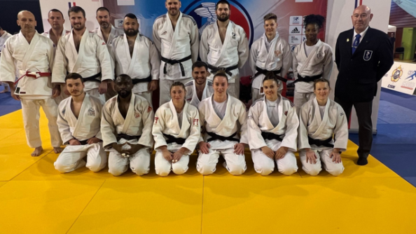 L'équipe de judo de la Gendarmerie nationale pose en kimono.