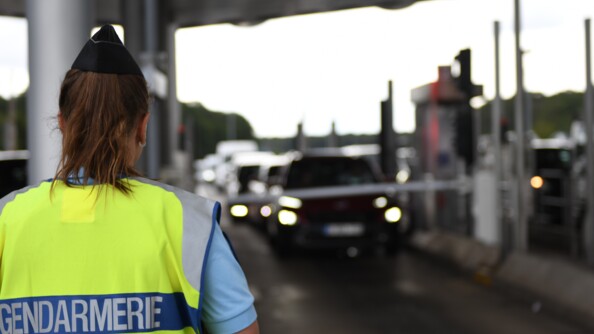 Une gendarme en gilet jaune devant la barrière de péage de Saint-Arnoult