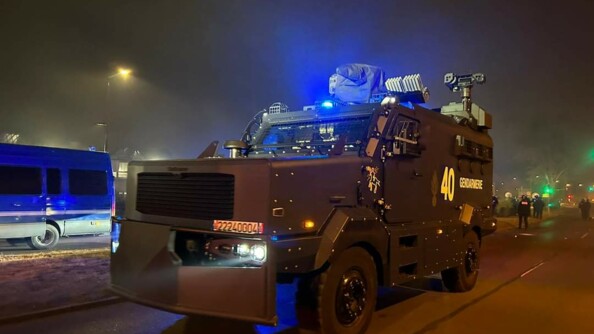 Un véhicule centaure roulant avec ses phares allumés.