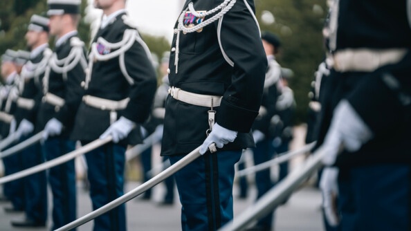 Zoom sur des gendarmes, fourreau levés, au porter sabre
