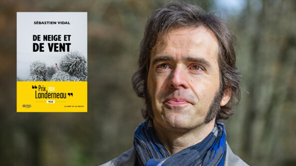 Sebastien Vidal regardant au loin. Sur le côté gauche, la photo de couverture de son livre.