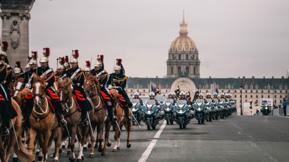 Escorte à cheval et motocycliste du Président de l'Angola devant les Invalides.