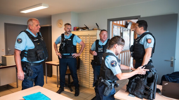 5 gendarmes de brigade se préparent à partir en patrouille