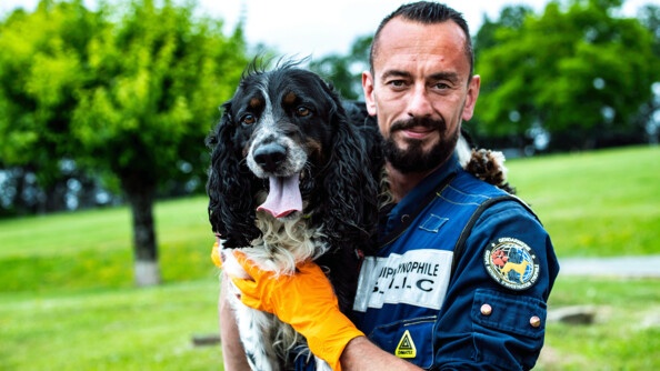 L’arrivée du chien en gendarmerie ne date que de la seconde moitié du XXe siècle. Mais en quelques décennies, l'Institution a su acquérir un savoir-faire cynotechnique désormais reconnu au niveau international. La gendarmerie compte aujourd’hui quelque 534 chiens et 449 équipes cynophiles, répartis en métropole et outre-mer, aussi bien en gendarmerie départementale qu’au sein de la gendarmerie maritime, de l'armement, des transports aériens, de la garde républicaine, ou encore du GIGN. Le centre national d'instruction cynophile de la gendarmerie de Gramat les forme et les recycle à l’exercice de pas moins de seize technicités. Un dossier au poil !