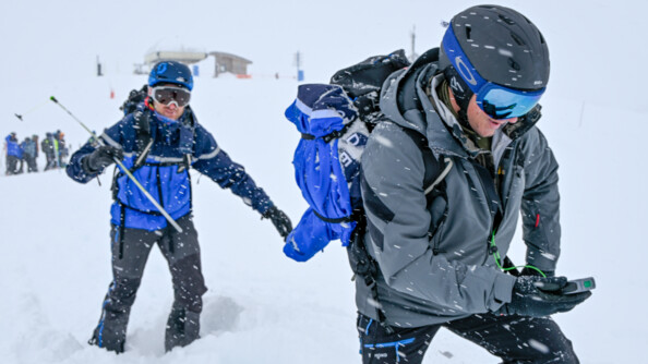 Deux gendarmes l'un deriière l'atre dans la neige