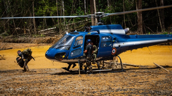 L'hélicoptère de l'AGIGN et les gendarmes en descendent.