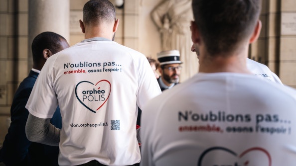 Image d'un t-shirt blanc portant l'inscription "N'oublions pas...ensemble, osons l'espoir !"