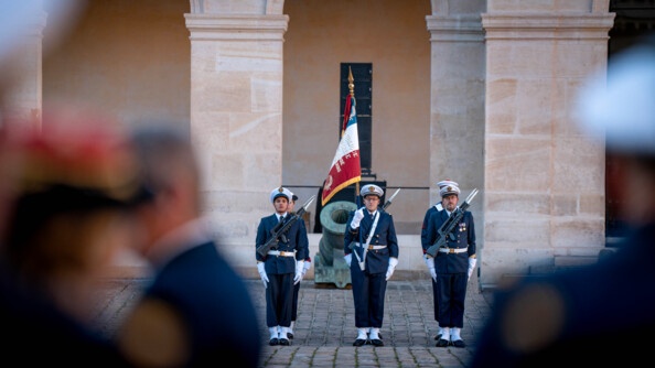 Photo de militaires se tenant devant un canon lors de la prise d'arme du 7 janvier 2025 dans la cour de l'h&ocirc;tel national des Invalides, &agrave; Paris