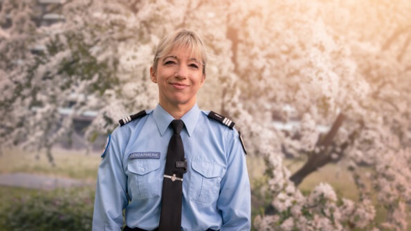 La capitaine Marie-Ange Détey, référente nationale égalité diversité pour la gendarmerie, se tient devant les locaux de la DGGN.