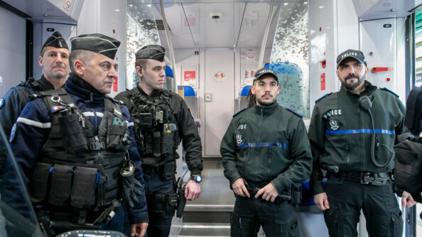 Trois gendarmes fran&ccedil;ais et deux policiers luxembourgeois dans une rame de train