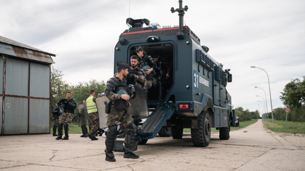 Des gendarmes mobiles sortent du Centaure par l'arrière du véhicule.