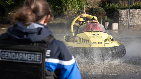 Gendarme face &agrave; un a&eacute;roglisseur.