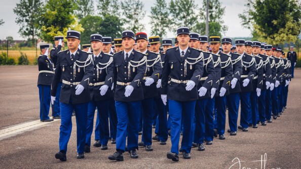 Une promotion d'éléèves gendarmes défile