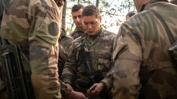 Un élève-officier du P3 montre la technique du passabloc à ses camarades