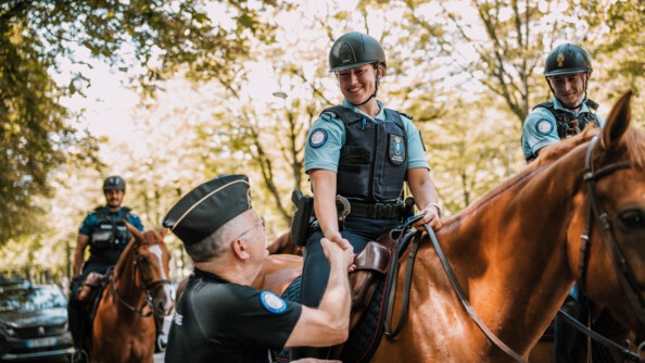 Le directeur général de la gendarmerie nationale serre la main d'une cacalière dans les rues de Paris