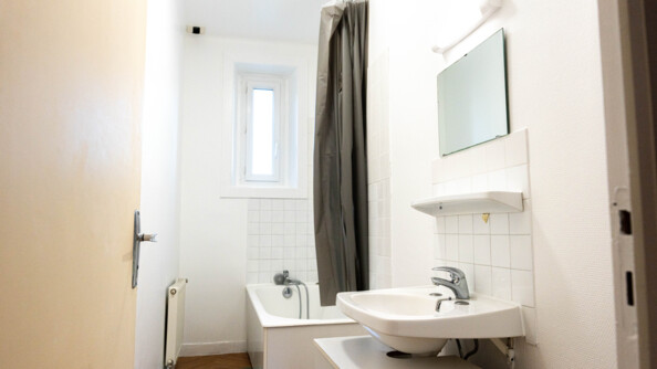 Coin salle de bain des appartements des stagiaires de la PMG DINARD