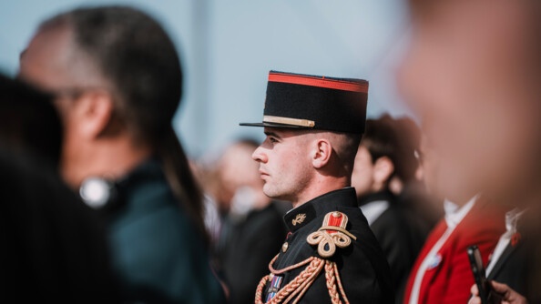 Au milieu de la foule apparaissant flou sur l'image, se détache un garde républicain, de profil et net.